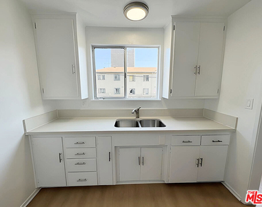 470 S Mariposa Avenue - Photo Thumbnail 12