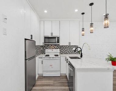 1440 Veteran Avenue - Photo Thumbnail 12