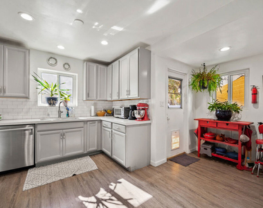 2227 Alsace Avenue - Photo Thumbnail 12