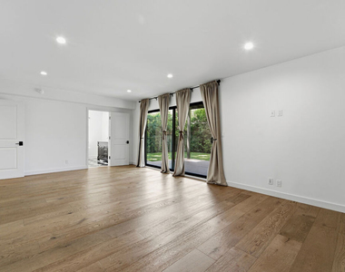 393 N Huntley Drive - Photo Thumbnail 4
