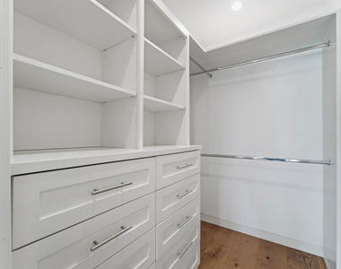 393 N Huntley Drive - Photo Thumbnail 8