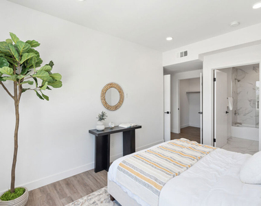 6144 Whitsett Avenue - Photo Thumbnail 13