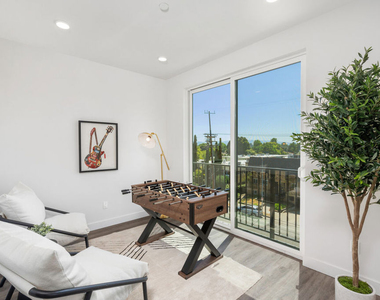 6144 Whitsett Avenue - Photo Thumbnail 11