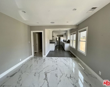842 S Wooster Street - Photo Thumbnail 5