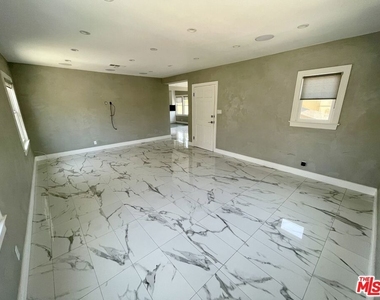 842 S Wooster Street - Photo Thumbnail 2