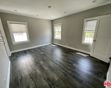 842 S Wooster Street - Photo Thumbnail 11