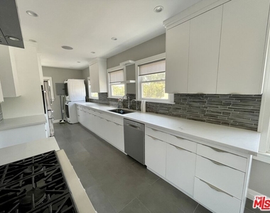 842 S Wooster Street - Photo Thumbnail 8