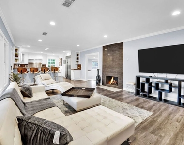 8345 White Oak Avenue - Photo Thumbnail 2