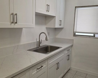 428 S Wilton Place - Photo Thumbnail 2