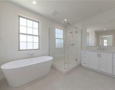 113 Escala - Photo Thumbnail 20