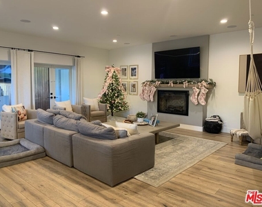 3373 Coldwater Canyon Avenue - Photo Thumbnail 13