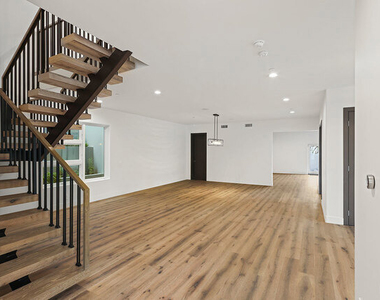 3373 Coldwater Canyon Avenue - Photo Thumbnail 4