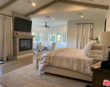3373 Coldwater Canyon Avenue - Photo Thumbnail 17