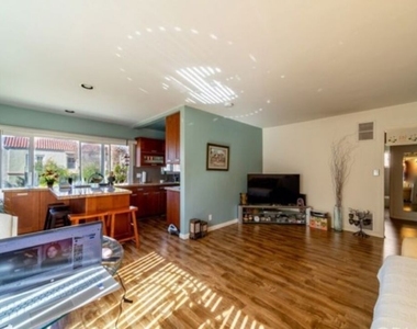 138 S St Andrews Place - Photo Thumbnail 5