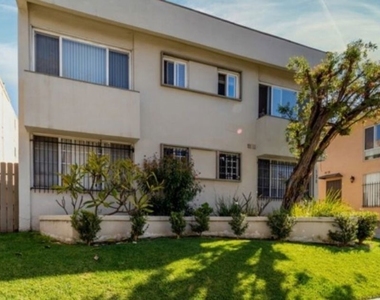 138 S St Andrews Place - Photo Thumbnail 2