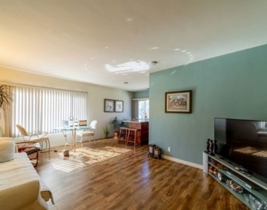 138 S St Andrews Place - Photo Thumbnail 4