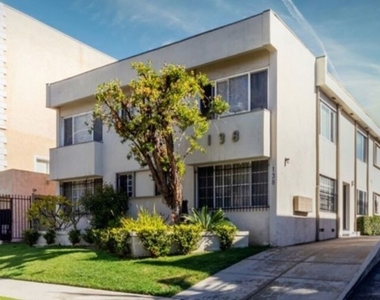 138 S St Andrews Place - Photo Thumbnail 1