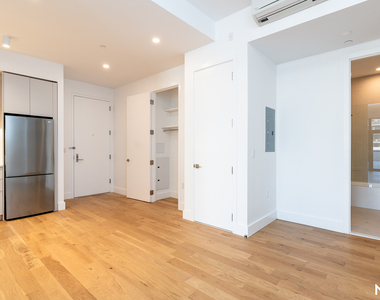 38-38 32nd St 11101 - Photo Thumbnail 1