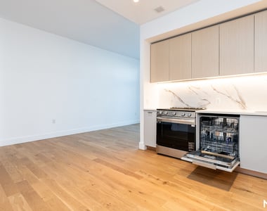 38-38 32nd St 11101 - Photo Thumbnail 2