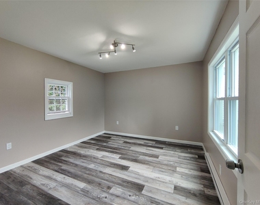 917-921 Violet Avenue - Photo Thumbnail 10
