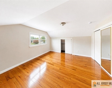 1019 Colby Avenue - Photo Thumbnail 7