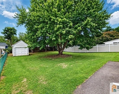 1019 Colby Avenue - Photo Thumbnail 10