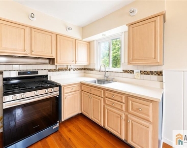 1019 Colby Avenue - Photo Thumbnail 4