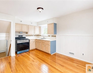 1019 Colby Avenue - Photo Thumbnail 2