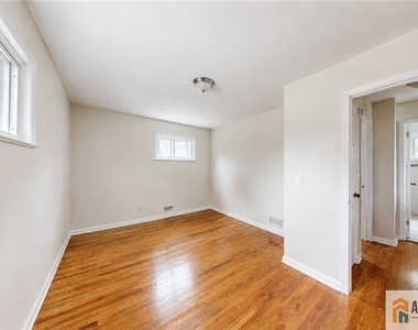 1019 Colby Avenue - Photo Thumbnail 5