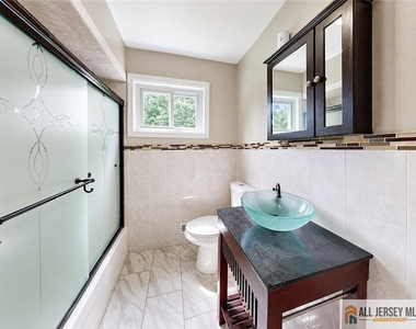 1019 Colby Avenue - Photo Thumbnail 9
