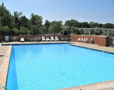 10 Lake Avenue - Photo Thumbnail 11