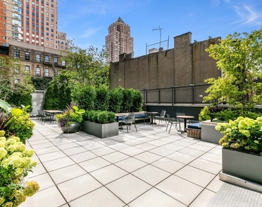 310 W 52nd Street - Photo Thumbnail 8
