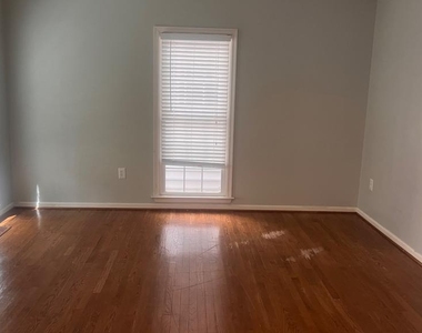 20409 Plainfield Street - Photo Thumbnail 6