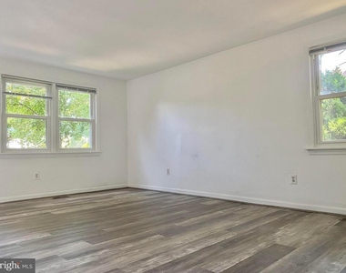 7351 Crestleigh Circle - Photo Thumbnail 2