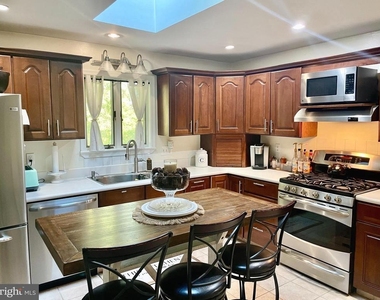 1036 Carper Street - Photo Thumbnail 5