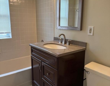1720 Queens Lane - Photo Thumbnail 12