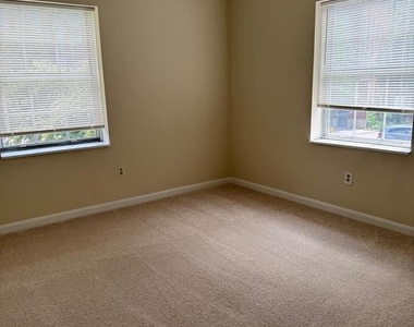 1720 Queens Lane - Photo Thumbnail 14