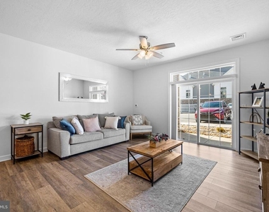 1001 Admiral Lane - Photo Thumbnail 8
