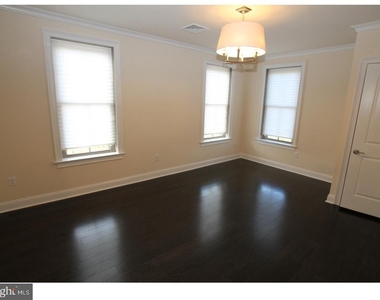 200 N Sycamore Street - Photo Thumbnail 4