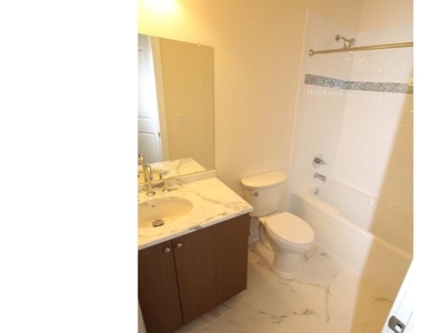 200 N Sycamore Street - Photo Thumbnail 7