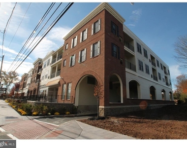 200 N Sycamore Street - Photo Thumbnail 10