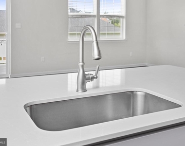 44 Marion Avenue - Photo Thumbnail 9
