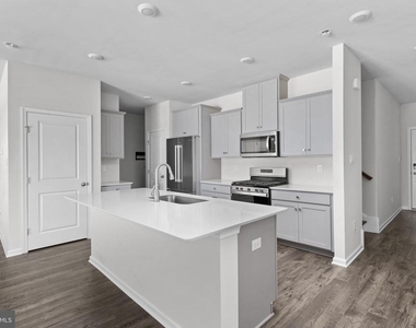 44 Marion Avenue - Photo Thumbnail 8