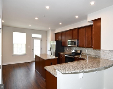 4917 Crest View Drive - Photo Thumbnail 4