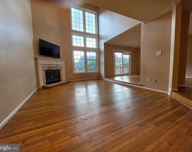 10952 Bloomingdale Drive - Photo Thumbnail 7