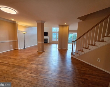 10952 Bloomingdale Drive - Photo Thumbnail 8