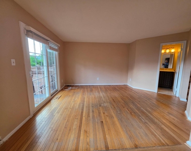 10952 Bloomingdale Drive - Photo Thumbnail 6