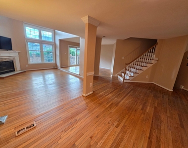 10952 Bloomingdale Drive - Photo Thumbnail 5