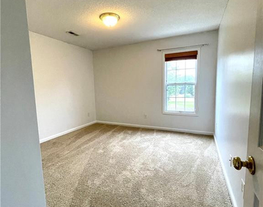 82 Essex Court - Photo Thumbnail 11