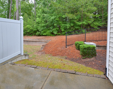 100 Stratford Lakes Drive - Photo Thumbnail 16